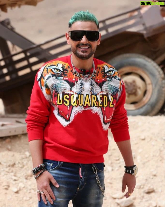 Ramez Galal Instagram - اللي هيتريق على النضاره 😎 هنخطفه على المغاره 😂 #رامز_موفي_ستار #رامز_جلال