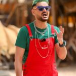 Ramez Galal Instagram - سالوبت احمر وشعر اخضر 🤷‍♂️ فاضلي جزمة صفرا وابقى إشارة مرور 🚦😂 #رامز_موفي_ستار #رامز_جلال