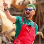 Ramez Galal Instagram - سالوبت احمر وشعر اخضر 🤷‍♂️ فاضلي جزمة صفرا وابقى إشارة مرور 🚦😂 #رامز_موفي_ستار #رامز_جلال
