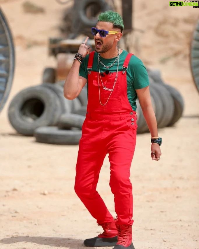 Ramez Galal Instagram - سالوبت احمر وشعر اخضر 🤷‍♂️ فاضلي جزمة صفرا وابقى إشارة مرور 🚦😂 #رامز_موفي_ستار #رامز_جلال