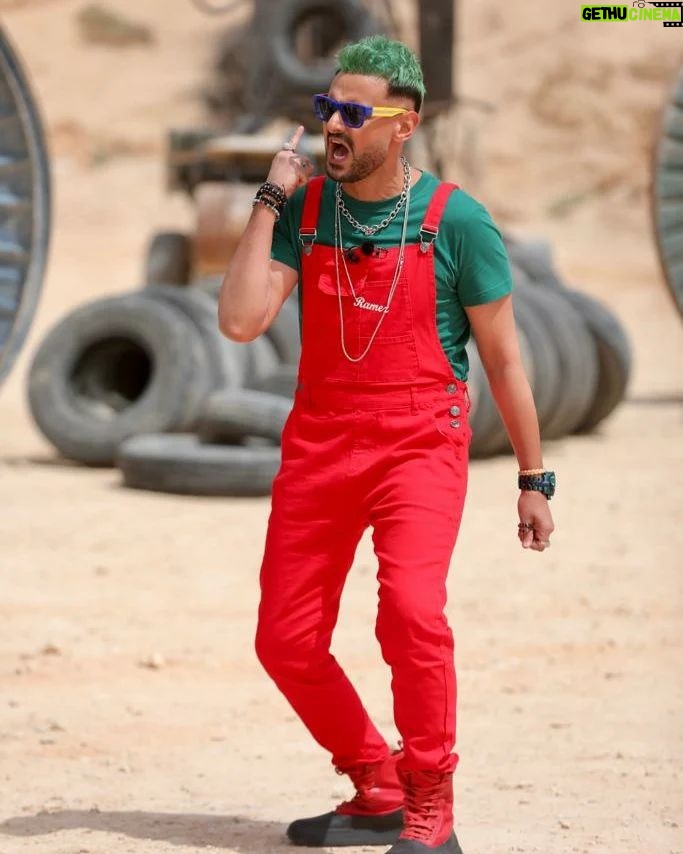 Ramez Galal Instagram - سالوبت احمر وشعر اخضر 🤷♂️ فاضلي جزمة صفرا وابقى إشارة مرور 🚦😂 #رامز_موفي_ستار #رامز_جلال