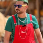 Ramez Galal Instagram - سالوبت احمر وشعر اخضر 🤷‍♂️ فاضلي جزمة صفرا وابقى إشارة مرور 🚦😂 #رامز_موفي_ستار #رامز_جلال