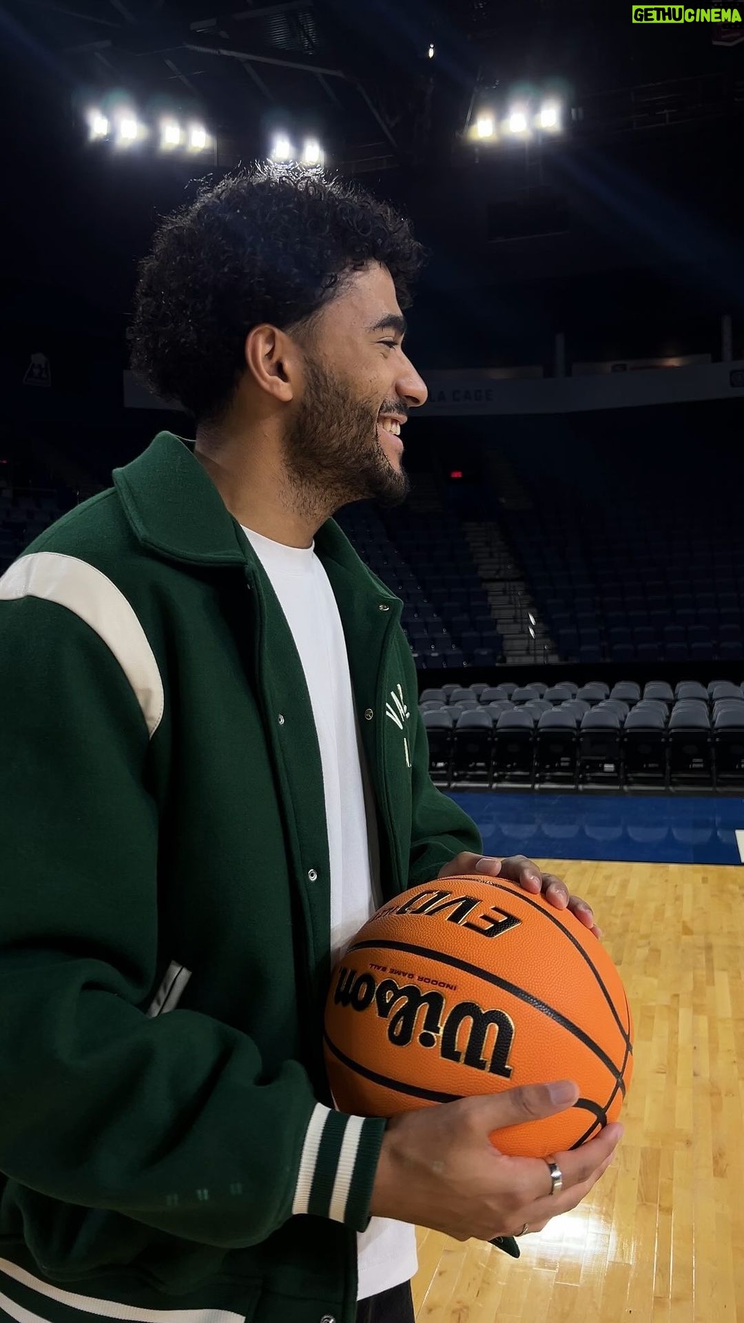Rami Farran Instagram - J’ai trouvé un adversaire à ma taille 😮💨 Merci @evenko pour l’invitation 🤝🏽 Hâte de voir les matchs de @ncaa de ce week-end 👀