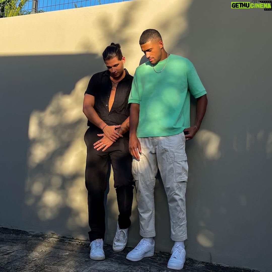 Rami Farran Instagram - Poses complètement naturelles 😅 Martinique