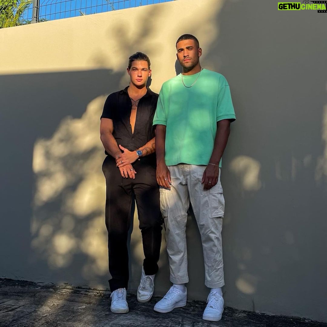 Rami Farran Instagram - Poses complètement naturelles 😅 Martinique
