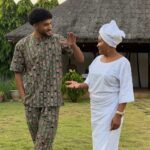 Rami Farran Instagram - Fit check avec la mum à Cotonou 🫶🏽 Quel ensemble vous préférez ? #sonandmom Cotonou, Benin
