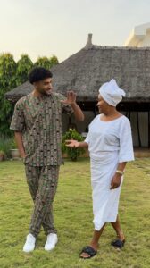 Rami Farran Instagram - Fit check avec la mum à Cotonou 🫶🏽 Quel ensemble vous préférez ? #sonandmom Cotonou, Benin