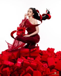 Ranty Maria Instagram - Merry Christmas Everyone!!! @rantymaria #lensedbyfandyfd @fandy_the @fdphotography90 #styledbybellyiverzon @bellyiverzon #makeup @vuvamua #hair @windajuaniansa.artist #nails @carissa_nails #stockings @laciesshoes #gown @krinouofficial #fdphotography #christmas2023