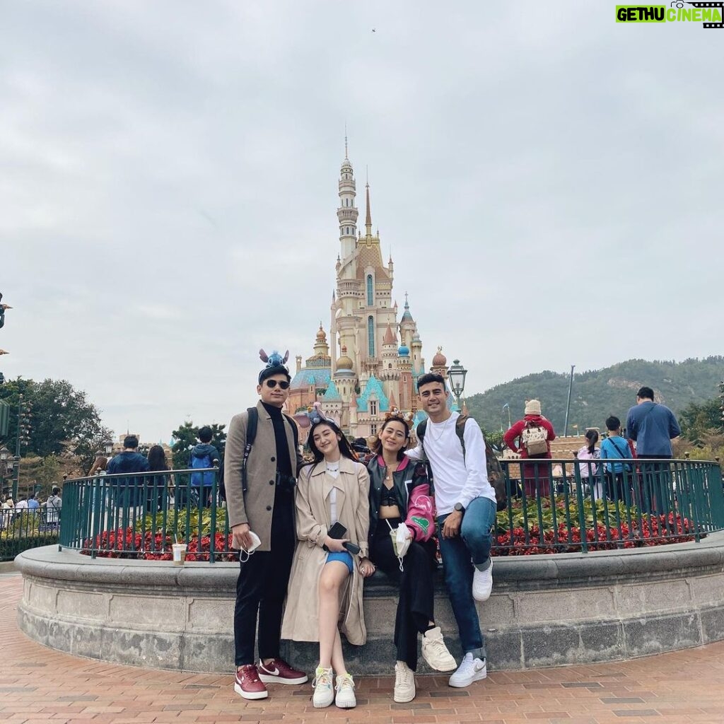 Ranty Maria Instagram - life is better at disneyland with your bestfriends💙💚❤️💖 Hong Kong Disneyland