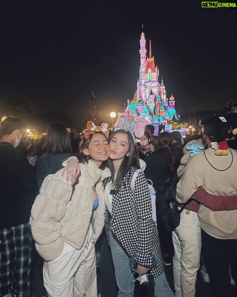 Ranty Maria Instagram - our new year’s eve 💙💖🥹 Hong Kong Disneyland