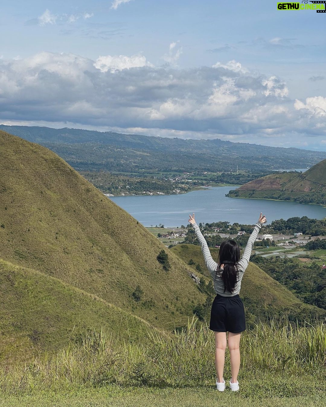 Ranty Maria Instagram - ⛅️💙💚 Bukit Holbung; Pangururan Kab. Samosir