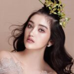 Ranty Maria Instagram - H.E.R @rantymaria #lensedbyfandyfd @fandy_the @fdphotographybeauty @fdphotography90 #styledbybellyiverzon @bellyiverzon #makeup @cielmakeupartist #dress @nancywongcouture #hair do @ami1890_hairstylist #nails @azuminails #flowers by @liliane.florist #fdphotographystudio #fdphotography #fdcelebritybeautyportrait #fdphotography2022