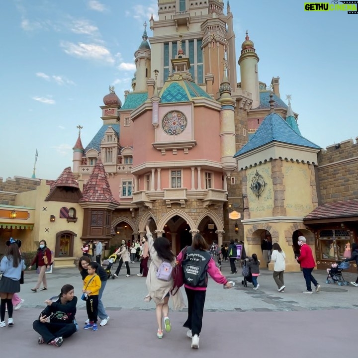 Ranty Maria Instagram - life is better at disneyland with your bestfriends💙💚❤️💖 Hong Kong Disneyland