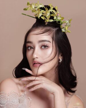 Ranty Maria Instagram - H.E.R
@rantymaria 
#lensedbyfandyfd @fandy_the @fdphotographybeauty @fdphotography90 
#styledbybellyiverzon @bellyiverzon 
#makeup @cielmakeupartist 
#dress @nancywongcouture 
#hair do @ami1890_hairstylist 
#nails @azuminails 
#flowers by @liliane.florist 
#fdphotographystudio #fdphotography #fdcelebritybeautyportrait #fdphotography2022