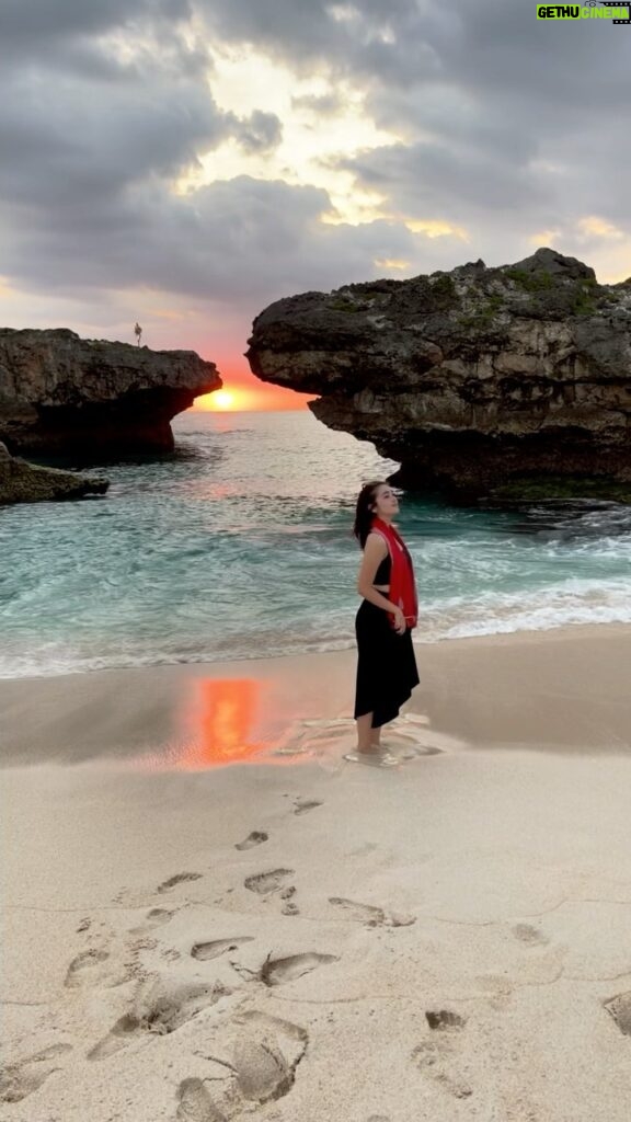 Ranty Maria Instagram - everything gets hotter when the sun goes down 📍Mandorak Beach Sumba