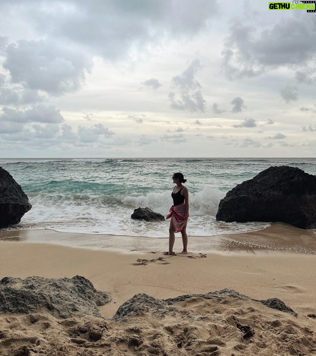 Ranty Maria Instagram - i can still hear the waves.. 🖤