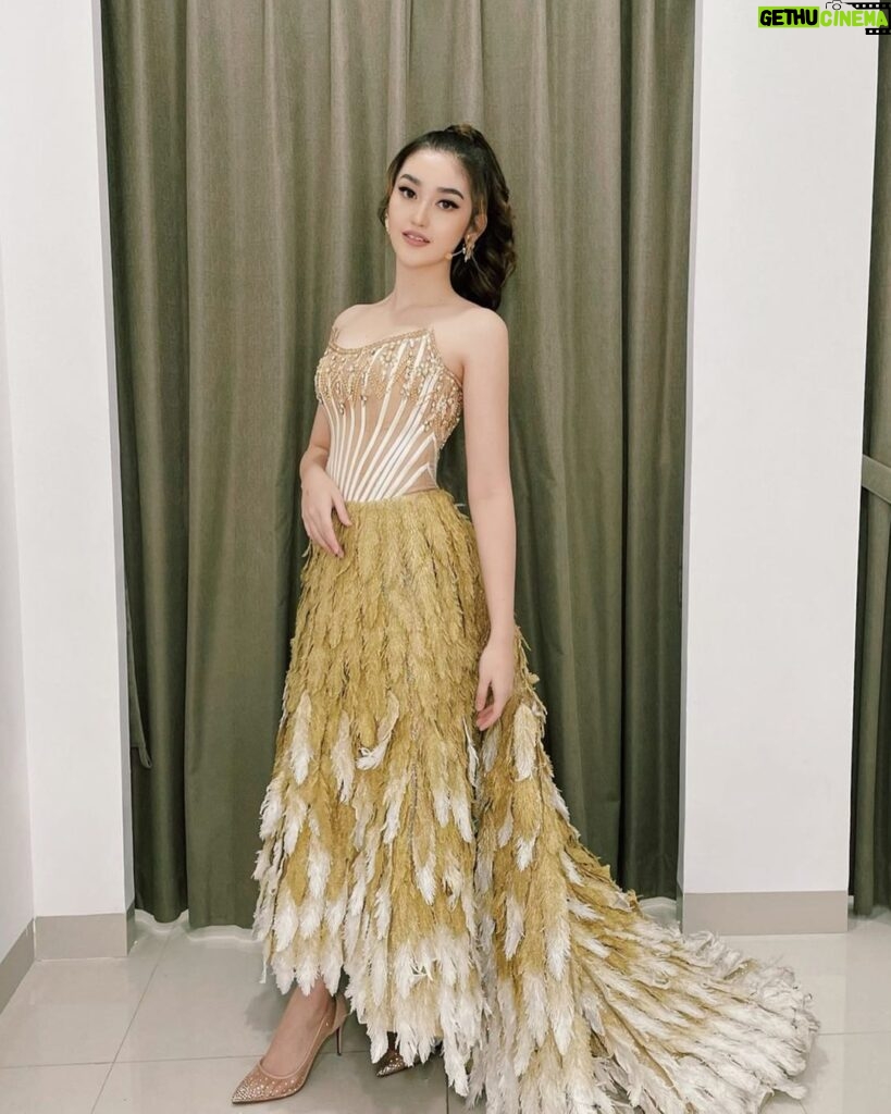 Ranty Maria Instagram - about last night dress @dianamputri make up & hair do @hilgamakeup fashion stylist @bellyiverzon #styledbybellyiverzon #stylingbybellyiverzon #stylebybellyiverzon