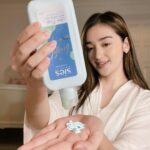 Ranty Maria Instagram - feel the soft texture on your skins! wanginya yang tahan hingga 12 jam dan kandungan niacinamide, glutathione, allantoin, dan UV filter akan membuat kulit tubuh kalian ternutrisi dengan sempurna. kalau aku suka banget pakai body lotion dari Sies Beauty sehari 2x pagi dan malam, agar memperbaiki skin barrier yang rusak dan membuat kulit kusam menjadi lebih cerah. let’s start taking care of our body skin with @siesbeauty ! 💙💖💜 #siesbeauty #bodylotion #cerah5detiktanpaedit