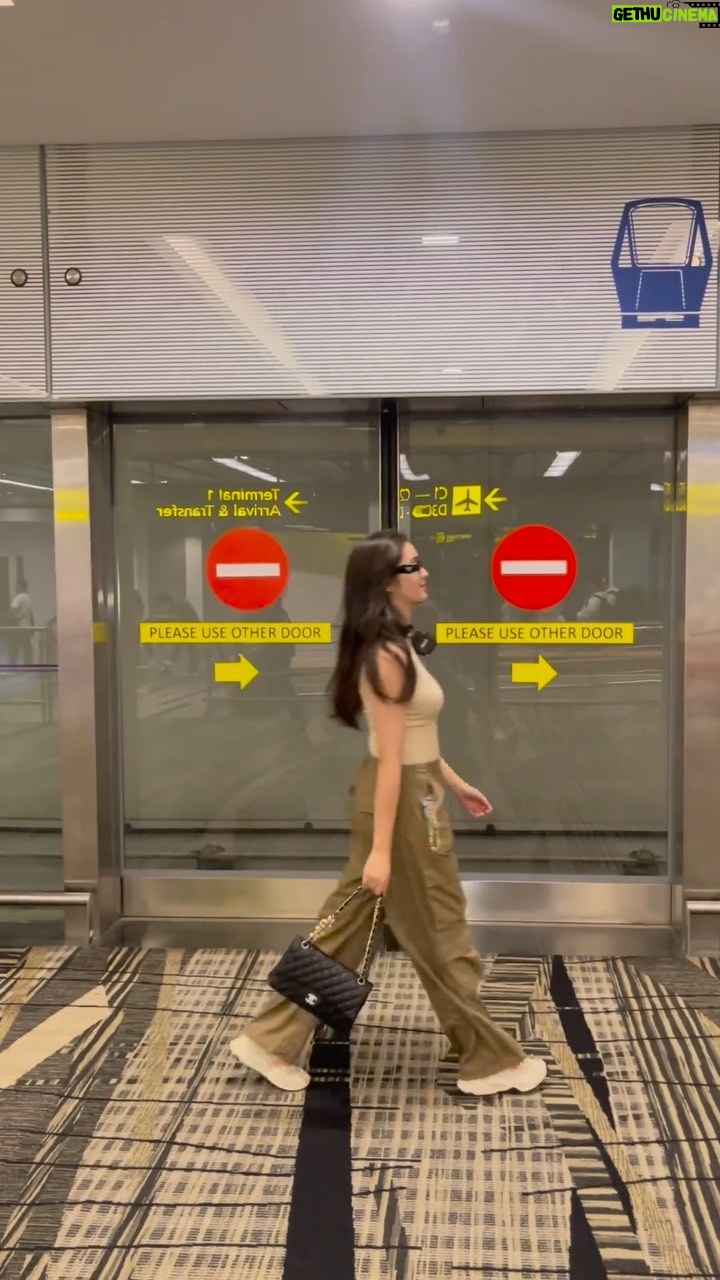 Ranty Maria Instagram - airport fit✈️ (my cute + comfy top from @any.wear__ 🫶🏻)