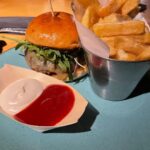Raphael Sander Instagram – Burguer + beer = Happy person 
.
.
#burguerlovers #dayoffvibes #bestburguer #londonuk #londresparabrasileiros #brazilianactor #beerlover West India Quay