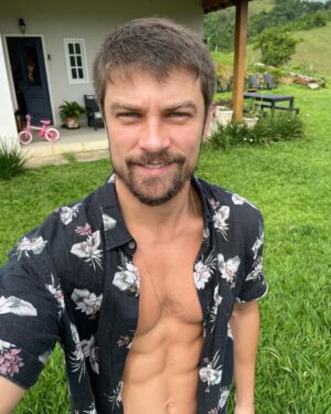 Raphael Sander Instagram - #tbt da última semana que eu passei no Rio antes de viajar, há dois meses! Família, amigos, trabalho, festa e praia! Bom demais! 
.
.
.
#photodump #riodejaneirotrip #atorbrasileiro #brazilianactor #turismobrasil #sandradesa #brazilianjiujitsu #comidabrasileira #praiadoleblon #brazilianfood #modelomasculino #reserva #praiadabarra #cachoeiradohorto
