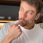 Raphael Sander Instagram – Bolo prestígio (Bolo de chocolate com cobertura de brigadeiro beijinho);

Pra fazer a massa: 
Misture os ingredientes secos primeiro. Depois adicione os molhados e bata bem.
Bata a clara do ovo separadamente até ficar em neve e misture com os outros ingredientes. 
Por último adicione o fermento em pó e mexa levemente com uma colher. 
Coloque na forma já untada (com manteiga e farinha de trigo) e coloque no forno pré aquecido a 180 graus. 
Não abra o forno antes dos primeiros 30 minutos. Espere crescer. Quando achar que está pronto, espete com um garfo para verificar se está cozido por dentro.

Para a cobertura:
Leve o leite condensado ao fogo médio com um pouco de manteiga e adicione o coco ralado. 
Mexa com uma colher até ganhar consistência. 
Cubra o bolo já desenformado com a calda. Pra finalizar, adicione o chocolate granulado. 
 
Ingredientes da massa:
Açúcar 
Farinha de trigo
Fermento em pó 
Chocolate em pó 
Manteiga
Leite
Ovo

Ingredientes da cobertura:
Leite condensado 
Coco ralado 
Chocolate granulado 
.
.
#comidacaseira #bolocaseiro #cozinhasimples #atorbrasileiro #saopaulocity #boloprestigio #comersemculpa #pastrychef São Paulo, Brazil