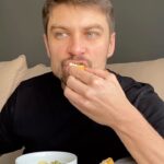 Raphael Sander Instagram - Como fazer um café da manhã gostoso com aquele pão velho! Pega a dica! 👨‍🍳 . . . #cozinhasaudavel #comidafit #healthylifestyle #atorbrasileiro #vidareal #vidasaudavel São Paulo, Brazil