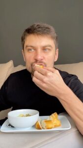 Raphael Sander Instagram - Como fazer um café da manhã gostoso com aquele pão velho! Pega a dica! 👨‍🍳 . . . #cozinhasaudavel #comidafit #healthylifestyle #atorbrasileiro #vidareal #vidasaudavel São Paulo, Brazil