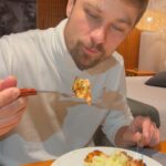Raphael Sander Instagram - #tbt dessa receita de salmão selado com purê de batata que fiz outro dia! Super fácil e rápido! 👨‍🍳 . . #vidasaudavel #healthylifestyle #comidadeverdade #healthyfood #atorbrasileiro #receitasfaceis São Paulo, Brazil