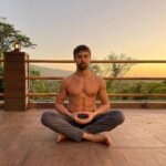 Raphael Sander Instagram - Meu lugar favorito de meditação! Sempre que venho ao Rio, eu faço de tudo pra dar um pulo lá! Quem aí também curte meditar? . . . #meditacaododia #pedrabranca #meditationpractice #domingorelax #riodejaneirotrip #atorbrasileiro Parque Estadual da Pedra Branca