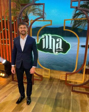 Raphael Sander Instagram - Obrigado a todos que acompanharam a @ilharecord 2!

Foram meses intensos em que pudemos nos conhecer um pouco mais! 

Muito grato pela torcida, pela audiência, pelos participante e pela emissora que me presenteou com essa oportunidade! 

Obrigado @vilaromanaoficial pelo terno sensacional pra gravar a final ao vivo! Escolhido pela stylist super talentosa @anakrizconcept 

Obrigado aos meus ☀️ e a minha equipe maravilhosa que trabalhou sem parar nos últimos meses! 
@casnovo @mega.labs @creativemeedia 
.
.
.
#ilharecord #atorbrasileiro #vidadeator #saopaulocity #brazilianactor #vilaromana