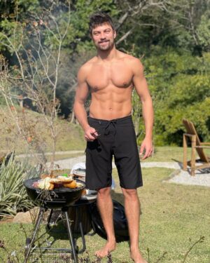 Raphael Sander Instagram - Aproveitando pra fazer um churrasco aqui em Minas! 
@holmy @lutschales 
.
.
.
#goncalvesmg #vidasaudavel #comerbemfazbem #turismobrasil #turismominasgerais #atorbrasileiro #lutschales #holmy #healthylifestyle #churrascoemcasa