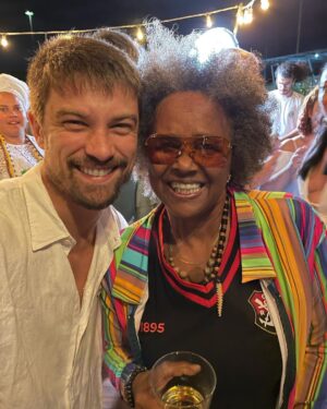Raphael Sander Instagram - #tbt da última semana que eu passei no Rio antes de viajar, há dois meses! Família, amigos, trabalho, festa e praia! Bom demais! 
.
.
.
#photodump #riodejaneirotrip #atorbrasileiro #brazilianactor #turismobrasil #sandradesa #brazilianjiujitsu #comidabrasileira #praiadoleblon #brazilianfood #modelomasculino #reserva #praiadabarra #cachoeiradohorto