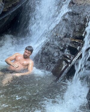 Raphael Sander Instagram - #tbt da última semana que eu passei no Rio antes de viajar, há dois meses! Família, amigos, trabalho, festa e praia! Bom demais! 
.
.
.
#photodump #riodejaneirotrip #atorbrasileiro #brazilianactor #turismobrasil #sandradesa #brazilianjiujitsu #comidabrasileira #praiadoleblon #brazilianfood #modelomasculino #reserva #praiadabarra #cachoeiradohorto