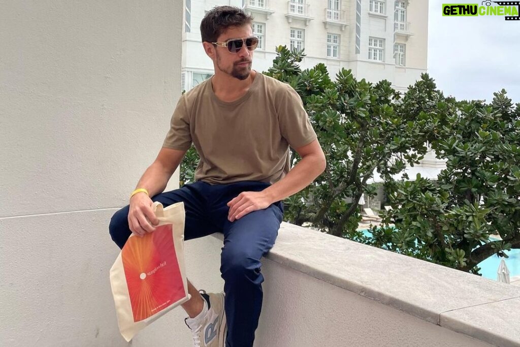 Raphael Sander Instagram - Recebi um convite especial da @SunglassHut para vir conhecer o Hotel Sephora no Rio de Janeiro! Quero compartilhar com vocês os óculos maravilhosos que encontrei aqui! Eu já escolhi os meus preferidos e se você quiser escolher os seus também, aproveite a promoção Compre & Ganhe até dia 30/09! Na compra do segundo óculos, você ganha uma cordinha de óculos de sol exclusiva! E não para por aí, até o dia 14, se você comprar dois óculos, você ganha também 40% de desconto! Vai lá e escolhe o seu! . . . #sunglasshut #sngh #findeveryshadeofyou #atorbrasileiro #hotelsephora2022 #vidadeator Copacabana Palace