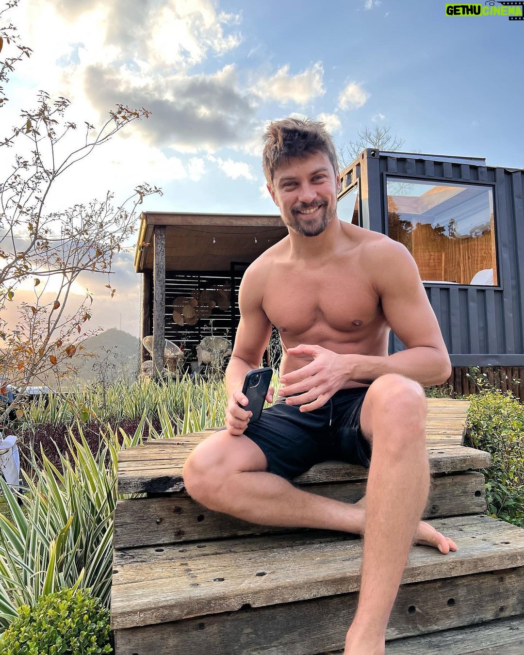 Raphael Sander - 6.3K Likes - Aproveitando pra fazer um churrasco aqui em Minas!
@holmy @lutschales
.
.
.
#goncalvesmg #vidasaudavel #comerbemfazbem #turismobrasil #turismominasgerais #atorbrasileiro #lutschales #holmy #healthylifestyle #churrascoemcasa