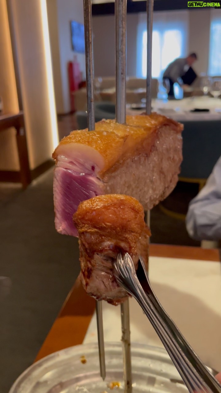 Raphael Sander Instagram - The best steak house in the world! @fogodechaobr There’s nothing as good as the brazilian meat! 🤩 . . A melhor churrascaria do mundo! Não há nada tão bom quanto a carne brasileira! 😍 . . @fogo @komunic.integrada . . #stakehouse #churrascariabrasileira #fogodechao #fogodechão #braziltrip #saopaulocity #comerbemfazbem #atorbrasileiro #brazilianactor #komunicintegrada #almoçodehoje #carnesnobres Fogo de Chão Brasil