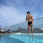 Raphael Sander Instagram – Enfim férias, algumas semana no Rio pra recarregar as baterias! 
.
.
Finally holidays, a few weeks in my hometown to recharge the batteries!
.
.
.
#riodejaneirotrip #feriassualinda #atorbrasileiro #brazilianactor #braziltravel Prodigy Hotel Santos Dumont Airport