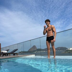 Raphael Sander Instagram - Enfim férias, algumas semana no Rio pra recarregar as baterias! 
.
.
Finally holidays, a few weeks in my hometown to recharge the batteries!
.
.
.
#riodejaneirotrip #feriassualinda #atorbrasileiro #brazilianactor #braziltravel
