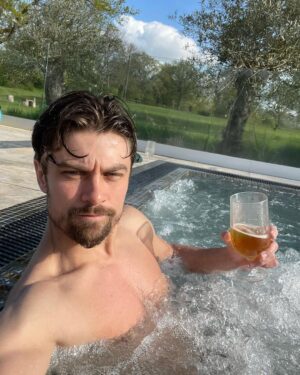 Raphael Sander Instagram - I can’t wait to go on holiday again!😎🫶🏼
.
.
#londresparabrasileiros #surreyhills #brazilianactor #atorbrasileiro #unitedkingdomtravel