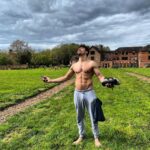 Raphael Sander Instagram – Lifting my soul here with the foot on the grass! I’ve missed holidays like this! 
.
.
#surreyhills #unitedkingdomtravel #brazilianactor #bankholidayweekend #atorbrasileiro #londresparabrasileiros Surrey Hills