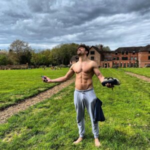 Raphael Sander Instagram - Lifting my soul here with the foot on the grass! I’ve missed holidays like this! 
.
.
#surreyhills #unitedkingdomtravel #brazilianactor #bankholidayweekend #atorbrasileiro #londresparabrasileiros