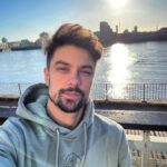 Raphael Sander Instagram – Here comes the sun! 
.
.
#sunnylondon #londonuk #brazilianactor #canarywharf #londresparabrasileiros #atorbrasileiro Canary Wharf London City