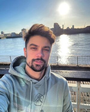 Raphael Sander Instagram - Here comes the sun! 
.
.
#sunnylondon #londonuk #brazilianactor #canarywharf #londresparabrasileiros #atorbrasileiro
