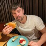Raphael Sander Instagram – Burguer + beer = Happy person 
.
.
#burguerlovers #dayoffvibes #bestburguer #londonuk #londresparabrasileiros #brazilianactor #beerlover West India Quay