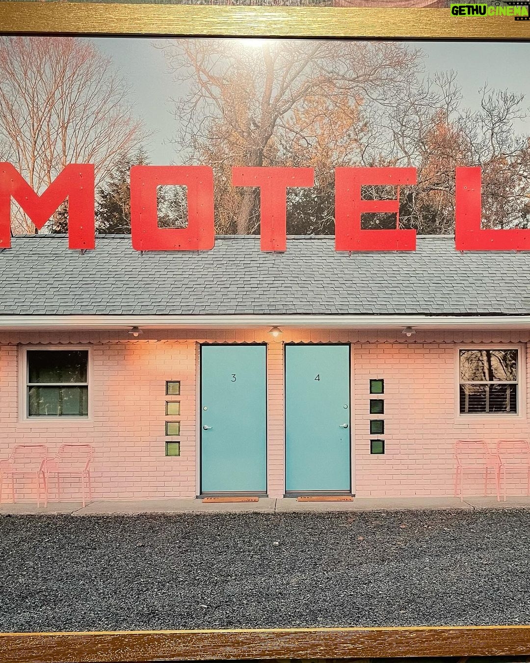 Raphael Sander Instagram - Explorando uma exposição que me fez sentir como se estivesse dentro de um filme de Wes Anderson. Se você também aprecia a magia da simetria e paletas de cores encantadoras, pesquise AccidentalWesAnderson e confira todo esse trabalho. . . . #wesanderson #accidentallywesanderson #art #exposition London, United Kingdom