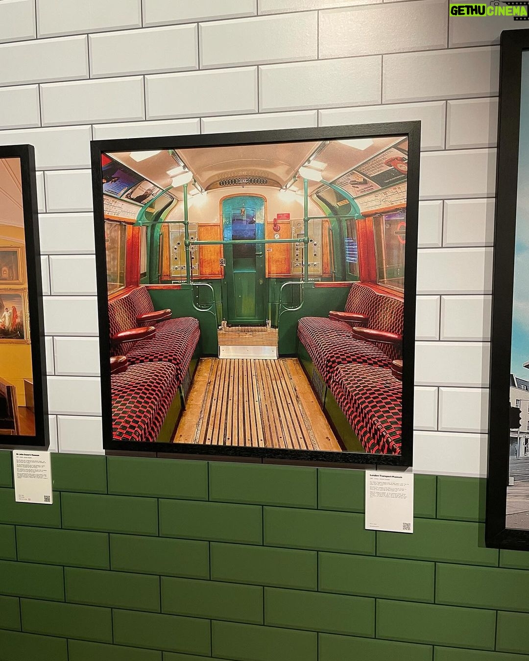 Raphael Sander Instagram - Explorando uma exposição que me fez sentir como se estivesse dentro de um filme de Wes Anderson. Se você também aprecia a magia da simetria e paletas de cores encantadoras, pesquise AccidentalWesAnderson e confira todo esse trabalho. . . . #wesanderson #accidentallywesanderson #art #exposition London, United Kingdom