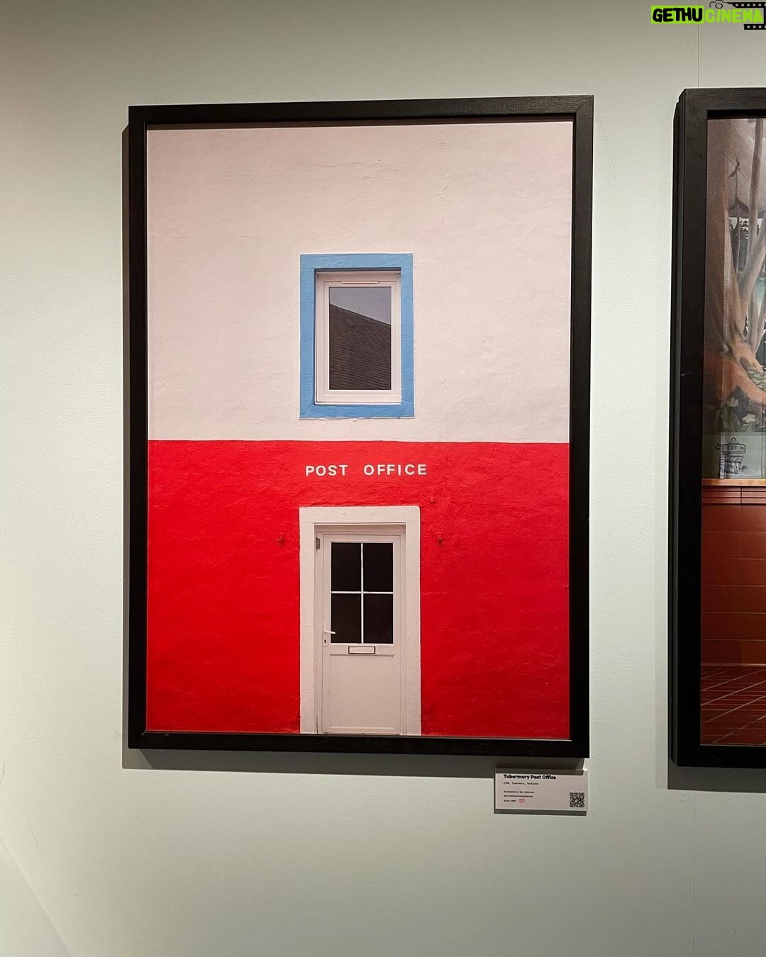 Raphael Sander Instagram - Explorando uma exposição que me fez sentir como se estivesse dentro de um filme de Wes Anderson. Se você também aprecia a magia da simetria e paletas de cores encantadoras, pesquise AccidentalWesAnderson e confira todo esse trabalho. . . . #wesanderson #accidentallywesanderson #art #exposition London, United Kingdom