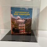 Raphael Sander Instagram - Explorando uma exposição que me fez sentir como se estivesse dentro de um filme de Wes Anderson. Se você também aprecia a magia da simetria e paletas de cores encantadoras, pesquise AccidentalWesAnderson e confira todo esse trabalho. . . . #wesanderson #accidentallywesanderson #art #exposition London, United Kingdom
