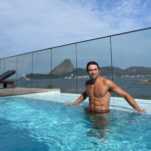 Raphael Sander Instagram - Enfim férias, algumas semana no Rio pra recarregar as baterias! 
.
.
Finally holidays, a few weeks in my hometown to recharge the batteries!
.
.
.
#riodejaneirotrip #feriassualinda #atorbrasileiro #brazilianactor #braziltravel